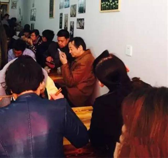 Ten small shops in Qingdao that line up to the roadside may not eat if they have money.