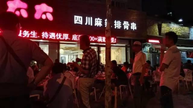 Ten small shops in Qingdao that line up to the roadside may not eat if they have money.