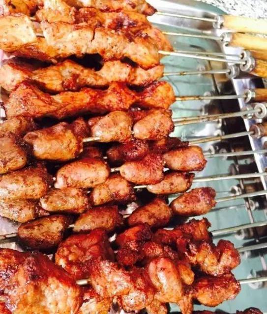 Ten small shops in Qingdao that line up to the roadside may not eat if they have money.