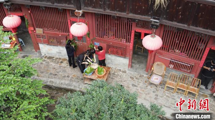 The villagers are busy making zongzi in the tulou. Photo courtesy of Yongding Tulou Scenic Area The villagers are busy making zongzi in the tulou. Photo courtesy of Yongding Tulou Scenic Area