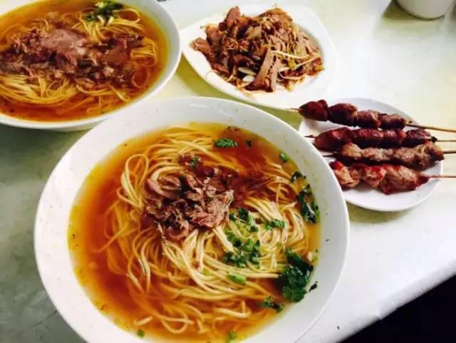 Ten small shops in Qingdao that line up to the roadside may not eat if they have money.
