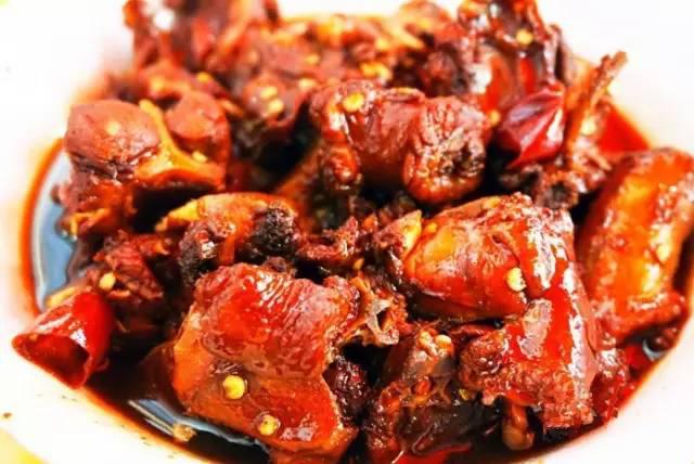 Ten small shops in Qingdao that line up to the roadside may not eat if they have money.