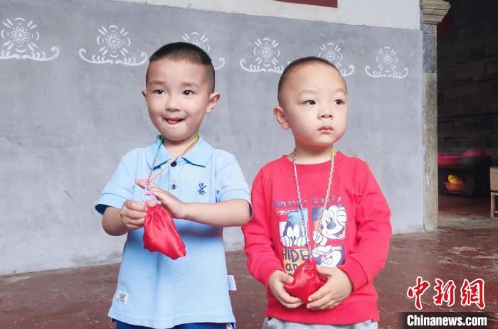 Children wear sachets. Photo courtesy of Yongding Tulou Scenic Area Children wear sachets. Photo courtesy of Yongding Tulou Scenic Area