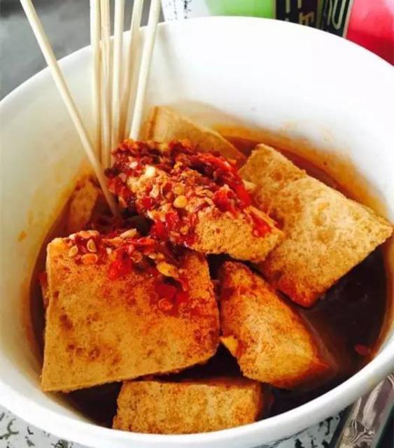 Ten small shops in Qingdao that line up to the roadside may not eat if they have money.