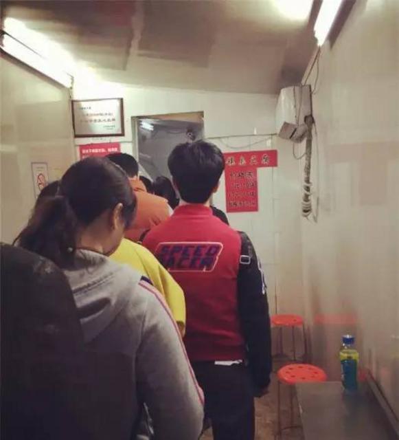 Ten small shops in Qingdao that line up to the roadside may not eat if they have money.