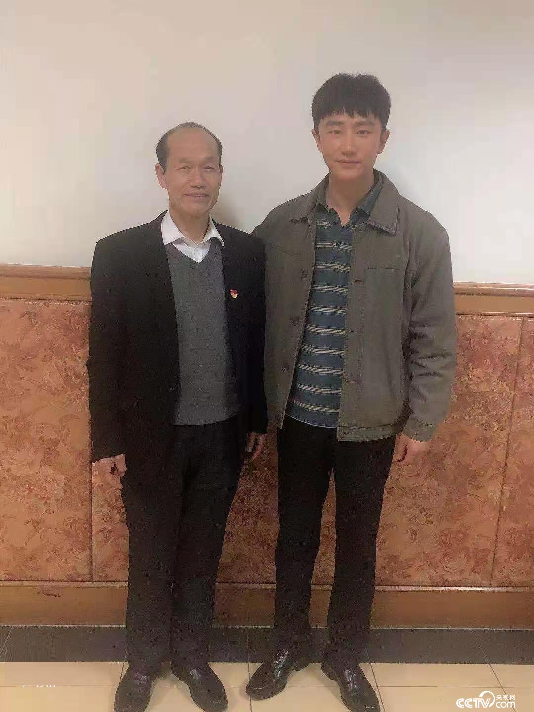 Xie Xingchang (left) and Huang Xuan, the actor of Minning Town Zhongma Defu, took a group photo (photo courtesy of the interviewee)