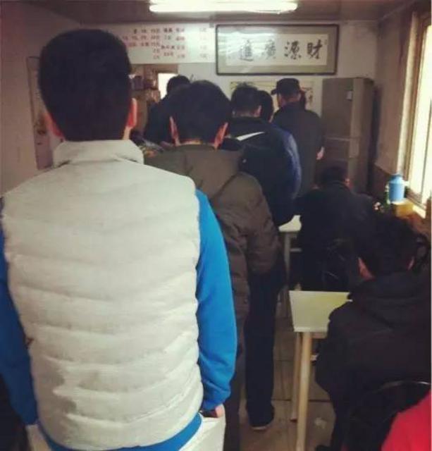 Ten small shops in Qingdao that line up to the roadside may not eat if they have money.