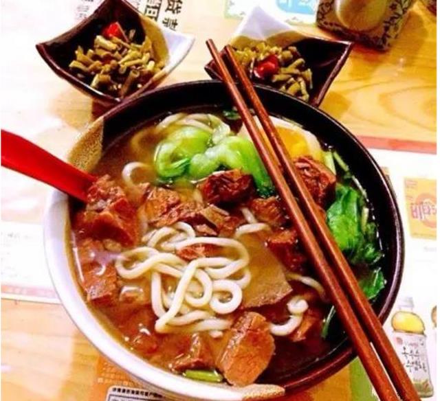 Ten small shops in Qingdao that line up to the roadside may not eat if they have money.