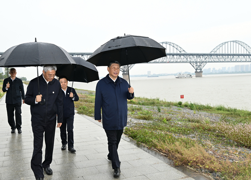 On October 10, 2023, when the Supreme Leader visited the Jiujiang section of the Yangtze National Cultural Park, he walked along the embankment in the rain to see the coastal scenery.