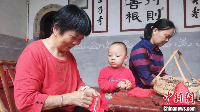 The villagers put wormwood into cloth bags. Photo courtesy of Yongding Tulou Scenic Area The villagers put wormwood into cloth bags. Photo courtesy of Yongding Tulou Scenic Area