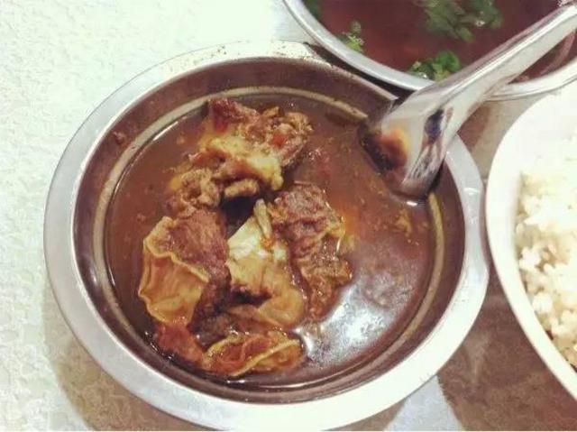Ten small shops in Qingdao that line up to the roadside may not eat if they have money.