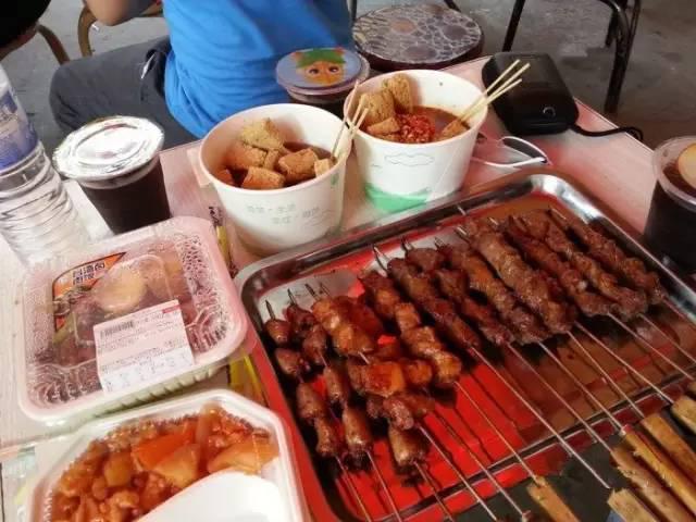 Ten small shops in Qingdao that line up to the roadside may not eat if they have money.