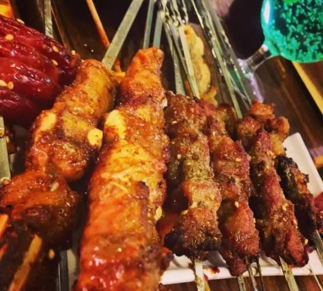 Ten small shops in Qingdao that line up to the roadside may not eat if they have money.