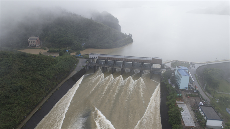 Fushui reservoir opens floodgates for flood discharge. Photo courtesy of Hubei fushui reservoir Administration Bureau