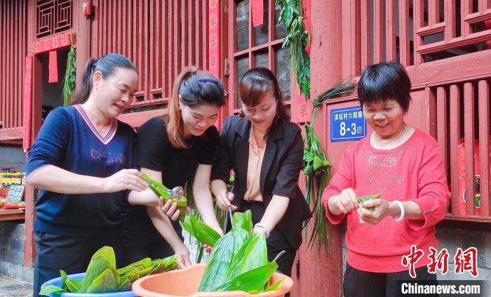 The villagers are busy making zongzi in the tulou. Photo courtesy of Yongding Tulou Scenic Area The villagers are busy making zongzi in the tulou. Photo courtesy of Yongding Tulou Scenic Area